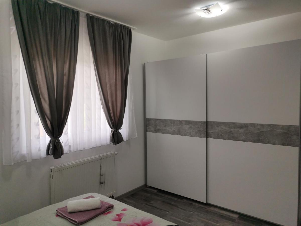 Apartmani "Marina" โอโทชาส ภายนอก รูปภาพ