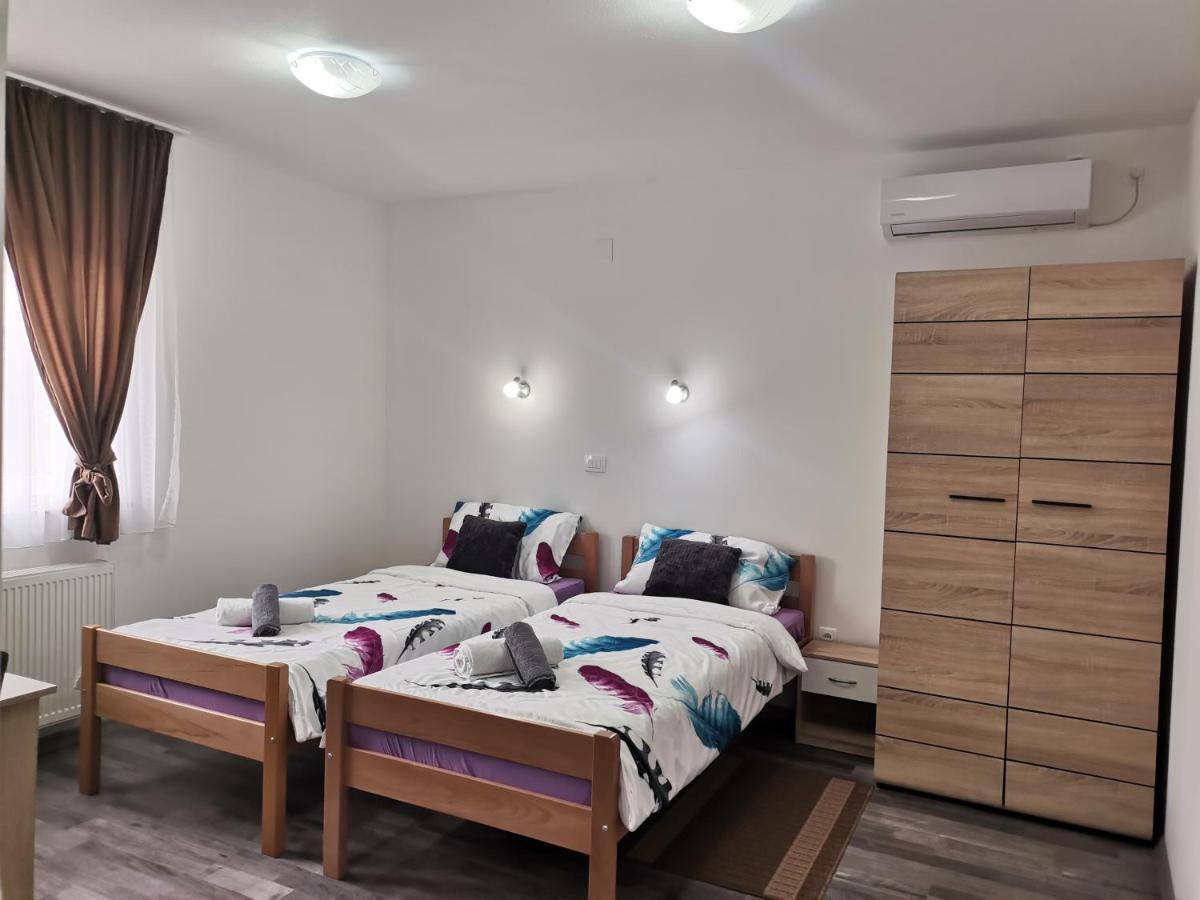 Apartmani "Marina" โอโทชาส ภายนอก รูปภาพ